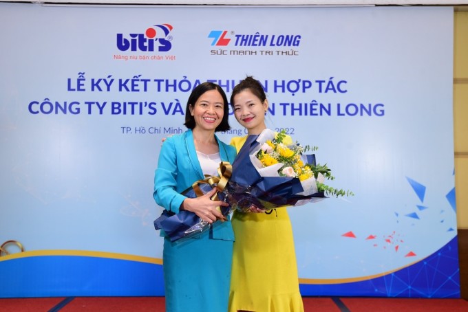 Bà Trần Phương Nga – CEO Tập đoàn Thiên Long (trái) và bà Vưu Lệ Quyên – CEO Bitis đồng quan điểm về cơ sở hợp tác bền vững giữa hai doanh nghiệp.