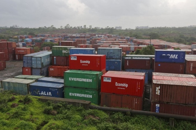 Các container hàng hóa chất đống bên ngoài cảng awaharlal Nehru Port Trust (JNPT) ở Mumbai, Ấn Độ, ngày 15/7/2015. Ảnh: Shailesh Andrade