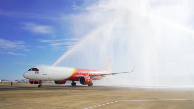 Tàu bay và hành khách Vietjet được chào đón với nghi thức vòi rồng cùng hoa và quà tại sân bay Fukuoka và Nagoya. Ảnh: Vietjet