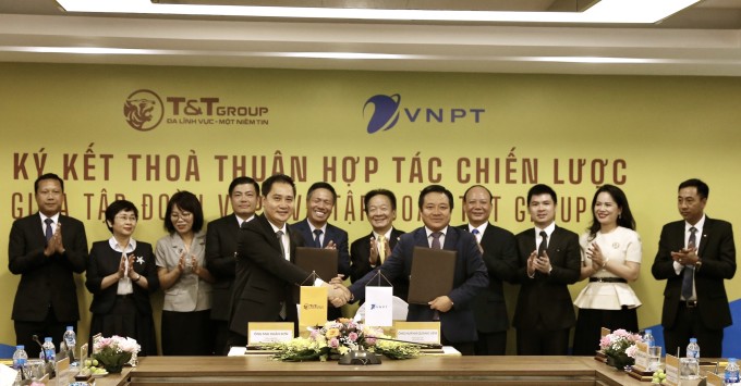 Đại diện T&T Group (bên trái) và VNPT (bên phải) ký kết thỏa thuận hợp tác, hôm 4/7. Ảnh: T&T Group