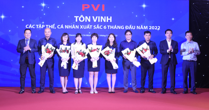 Bảo hiểm PVI tôn vinh các tập thể, cá nhân xuất sấc 6 tháng đầu năm 2022. Ảnh: PVI