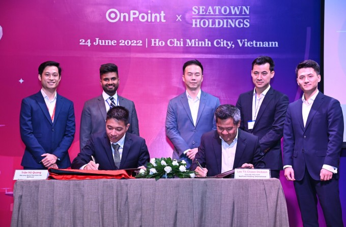 Đại diện OnPoint (trái) và đại diện SeaTown Holdings trong buổi ký kết gọi vốn đầu tư ngày 24/6. Ảnh: Nguồn