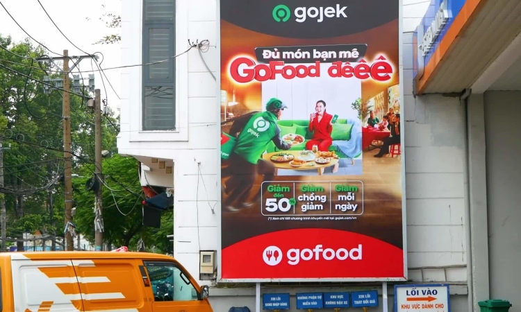 Gojek kết hợp tiếng rao truyền thống vào biển quảng cáo ngoài trời