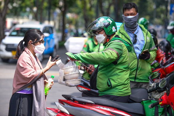 Grab thu thêm phí nắng nóng 5.000 đồng/chuyến - Ảnh 1.