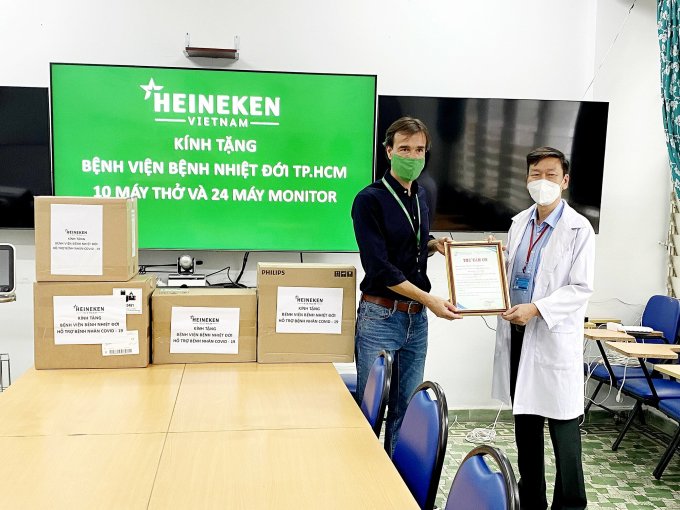 ông Alexander Koch - Tổng giám đốc điều hành Công ty Heineken Việt Nam, đại diện công ty trao tặng các thiết bị y tế cho Bệnh viện Nhiệt đới TP HCM hồi tháng 8/2021. Ảnh: HVN