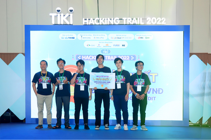 Đội BeanOi đạt giải nhất chung cuộc Tiki Hacking Trail 2022. Ảnh: Tiki