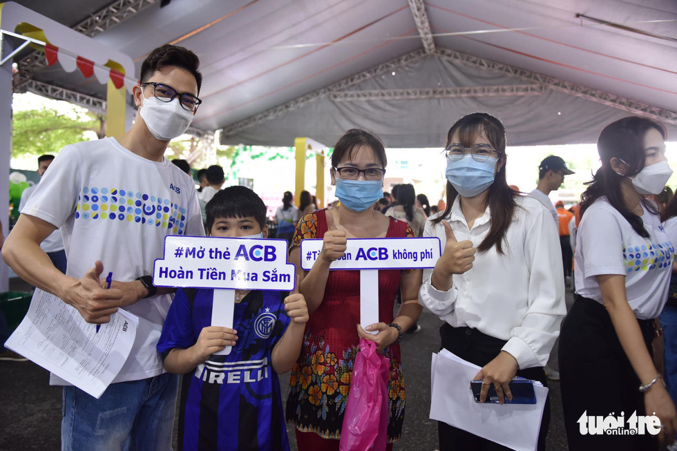 Chợ phiên Không tiền mặt: Lượng khách dồn dập, nhiều gian hàng vượt chỉ tiêu đề ra - Ảnh 5.