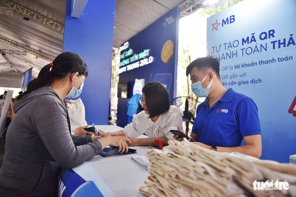 Chợ phiên Không tiền mặt: Lượng khách dồn dập, nhiều gian hàng vượt chỉ tiêu đề ra - Ảnh 9.