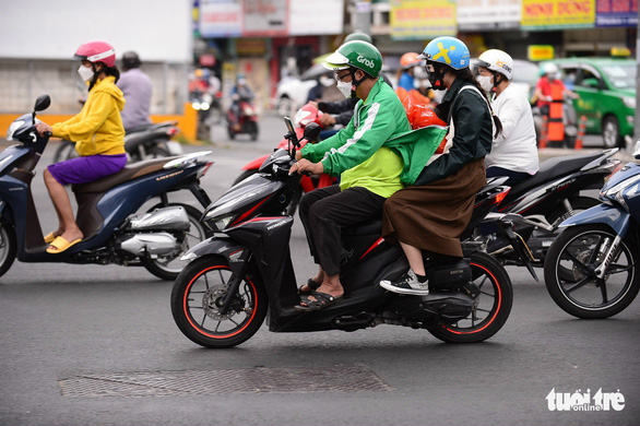 Grab thu phí nắng nóng: Ông lớn tận thu khách hàng bằng cách ăn ké tài xế - Ảnh 1.