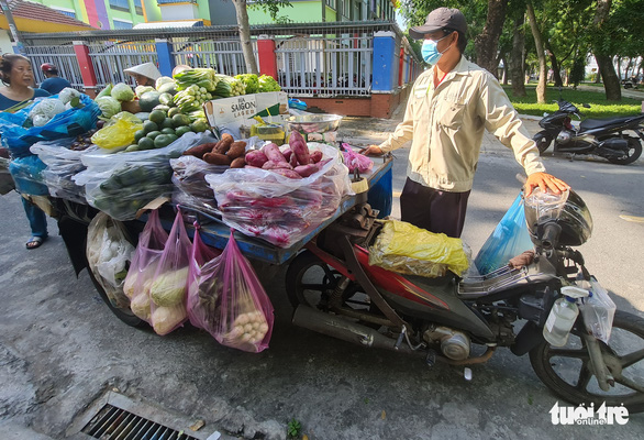 Cưa đôi bình xăng để chung sống thời bão giá - Ảnh 1.