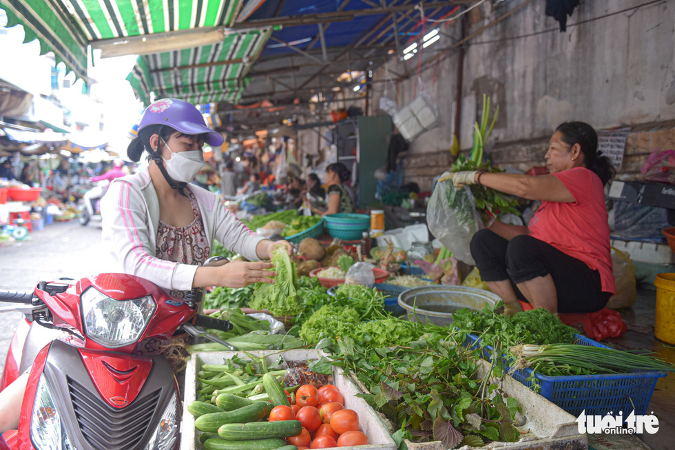 Giá xăng giảm, sao giá cả chưa giảm? - Ảnh 1.