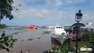 Nối lại tuyến tàu cao tốc ra Phú Quốc, du khách lỉnh kỉnh đồ đạc chờ tàu - Ảnh 2.