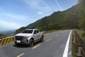 Nissan Navara đạt tiêu chuẩn Euro 5 chính thức lên kệ Việt với giá từ 945 triệu đồng - Ảnh 1.