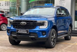 Ford Everest 2022 ồ ạt về đại lý, khách hàng muốn nhận xe sớm phải chấp nhận bia kèm lạc cả trăm triệu đồng - Ảnh 1.