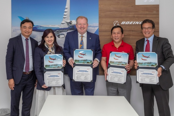 Đại diện lãnh đạo Vietjet và Boeing ký kết thoả thuận tại Farnborough Airshow