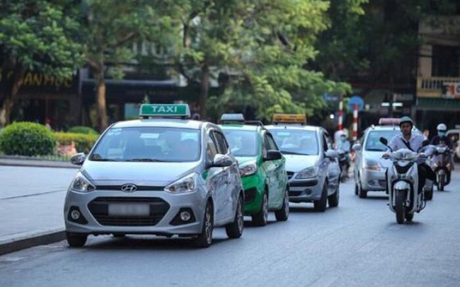 Né gọi Grab vì cước nhân giờ cao điểm, nhưng giá cước taxi thường thậm chí "chát" hơn