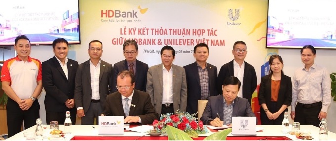 Ông Trần Quốc Anh, Giám đốc Khối Khách hàng Cá nhân HDBank và ông Trương Công Vĩnh, Phó chủ tịch Phát triển Khách hàng Unilever Việt Nam thực hiện lễ ký kết thỏa thuận hợp tác giữa hai doanh nghiệp..