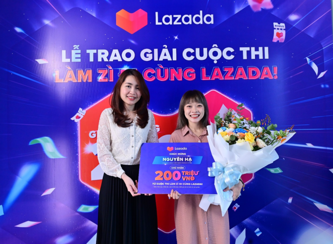 Nguyên Hạ nhận giải thưởng 200 triệu đồng tử Lazada trong cuộc thi Làm zì đi cùng Lazada. Ảnh: Lazada Việt Nam