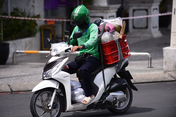 Grab thu phí nắng nóng: Sao không đưa đúng số tiền phụ phí cho tài xế? - Ảnh 1.