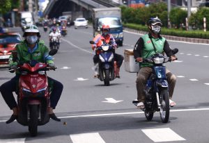 Grab, Gojek thu phụ phí 10.000 - 15.000 đồng/chuyến xe ngày Tết - Ảnh 1.