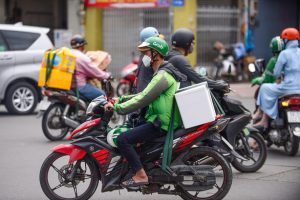 Yêu cầu Grab minh bạch thu phí sau khi dừng thu phụ phí nắng nóng - Ảnh 1.