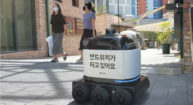 Woowa Brothers, sử dụng robot giao hàng nhỏ Dilly Drive để giao đồ ăn từ cửa hàng đến tay khách hàng. Ảnh: Kotaro Hosokawa