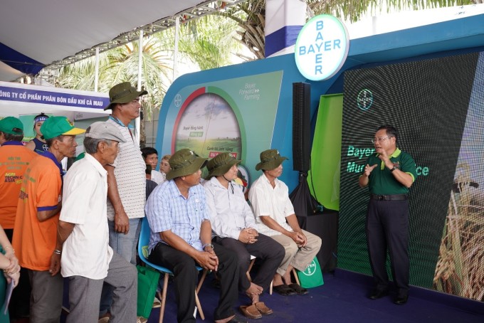 Bà con nông dân tham gia lắng nghe các giải pháp bội thu tại gian hàng Bayer trong sự kiện Agritechnica Asia Live 2022.