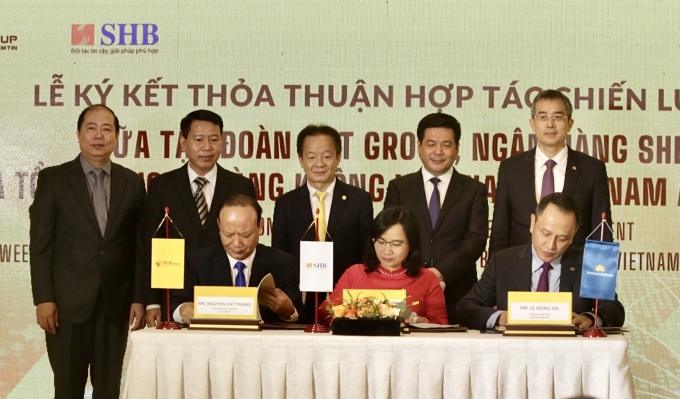 Đại diện lãnh đạo Tập đoàn T&T Group, Ngân hàng SHB và Vietnam Airlines ký thỏa thuận hợp tác chiến lược. Ảnh: T&T Group