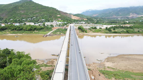 Thêm cây cầu Nông Sơn nối đôi bờ sông Thu Bồn - Ảnh 1.