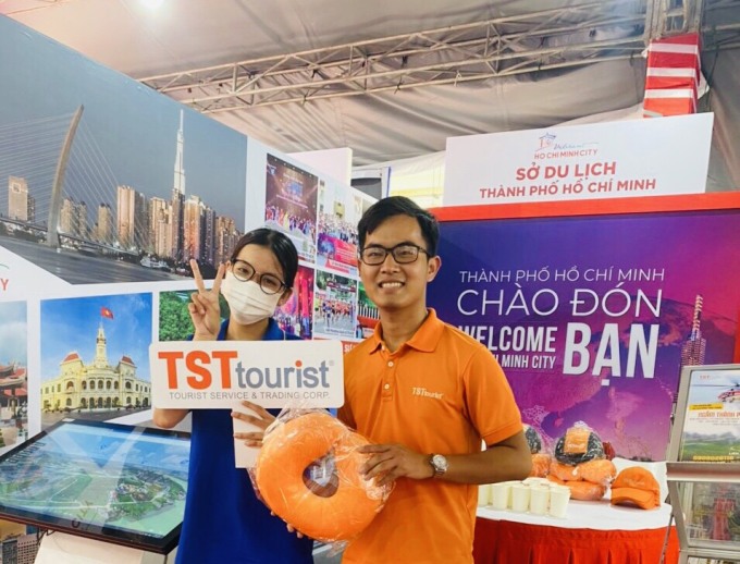 Nhân viên TST Tourist tặng quà du khách tại Ngày hội du lịch TP HCM hồi tháng 5. Ảnh: TST Tourist