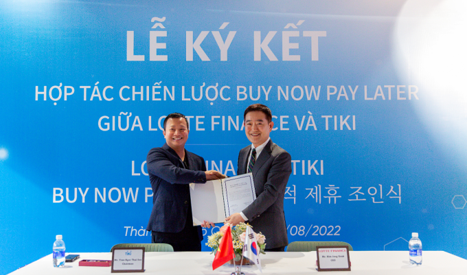 CEO Tiki và CEO Lotte Finance ký kết hợp tác dịch vụ Buy now, pay later tại trụ sở Tiki. Ảnh: Nguồn