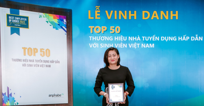 Bà Trần Thị Tuyết Trinh, Trưởng phòng nhân sự AEON Việt Nam tại buổi trao giải Top 50 thương hiệu nhà tuyển dụng hấp dẫn nhất với sinh viên. Ảnh: AEON Việt Nam