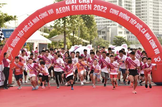 Sự kiện AEON Ekiden 2022 tại Hà Nội cuối tháng 7 thu hút hàng trăm gia đình tham gia.