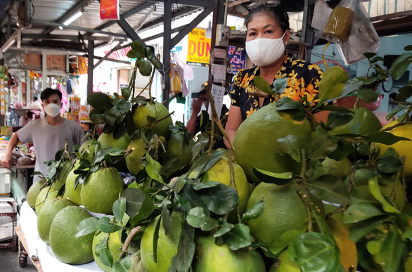 Hoa trái trước lễ Vu lan đắt hàng, giá hoa cúc, lay ơn... tăng cao - Ảnh 2.