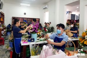 Hoa ngày lễ Vu Lan, không khí khác biệt giữa TP.HCM và Hà Nội - Ảnh 1.