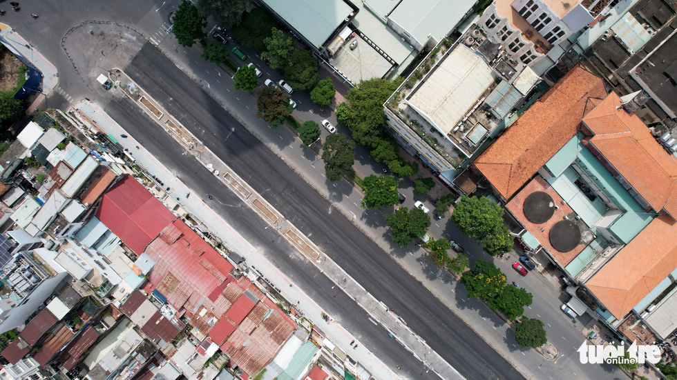 Tháo rào con đường ‘vàng’ Lê Lợi sau 8 năm, mặt bằng đua nhau tăng giá - Ảnh 9.