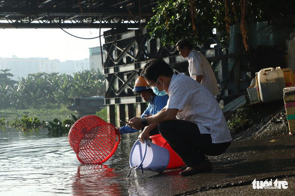 Viếng chùa mùa Vu Lan: Người thả cá phóng sanh, kẻ chực chờ... chích điện - Ảnh 3.