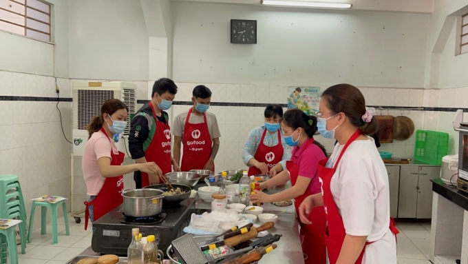 Một trong các hoạt động được Gojek triển khai nhằm hỗ trợ các nhà bán hàng trên nền tảng GoFood. Ảnh: Gojek