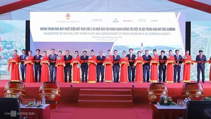 Các đại biểu cắt băng khánh thành nhà máy Nhiệt điện Nghi Sơn 2, chiều 28/8. Ảnh: Lê Hoàng