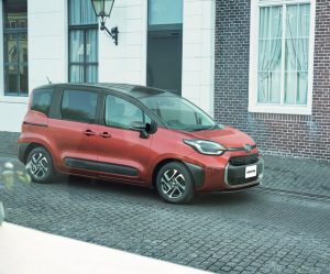 Toyota Sienta 2023 ra mắt: MPV 7 chỗ giá rẻ dùng khung gầm Yaris, cạnh tranh Xpander - Ảnh 1.