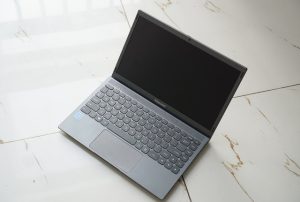 Mẫu laptop có thể chặn nội dung xấu, tặng kèm bài giảng kỹ năng số cho học sinh - Ảnh 1.