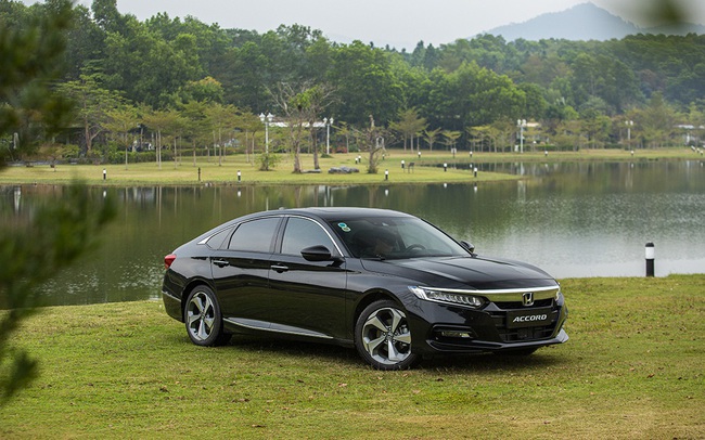 Honda Accord hàng tồn giảm giá sốc gần 300 triệu đồng