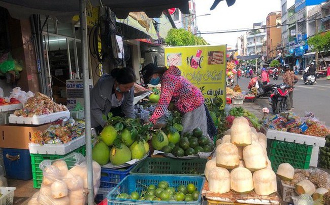 Hoa trái trước lễ Vu Lan đắt như tôm tươi, không đủ hàng để bán