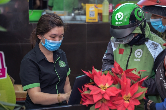 Tài xế nhận món ở nhà hàng. Ảnh: Gojek