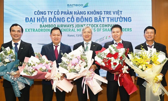 Tân Chủ tịch Nguyễn Ngọc Trọng (giữa) và 4 thành viên vừa được bầu bổ vào HĐQT Bamboo Airways sáng 13/8. Ảnh: BAV