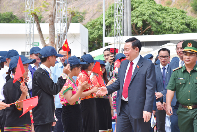 Chủ tịch Quốc hội Vương Đình Huệ dự lễ khánh thành, khai giảng năm học mới tại trường THPT Kỳ Sơn. Ảnh: Trungnam Group.