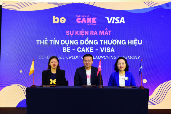 Đại diện Be, Cake, Visa (từ trái qua phải) tại sự kiện ra mắt thẻ tín dụng đồng thương hiệu. Ảnh: