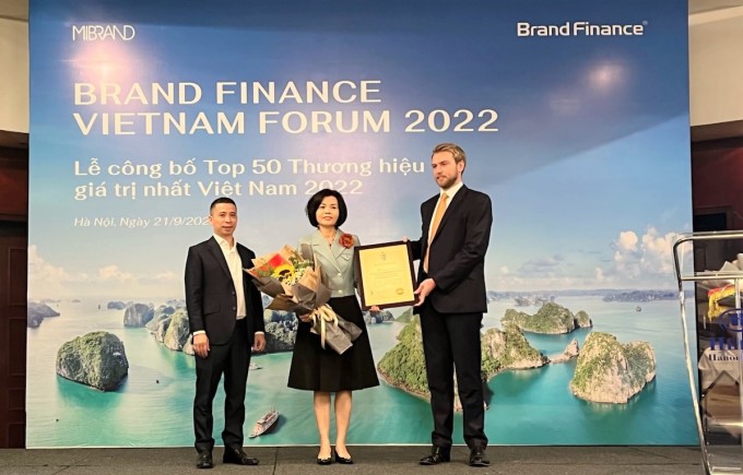 Đại diện Brand Finance trao chứng nhận Vinamilk - Thương hiệu sữa lớn thứ 6 thế giới cho Bà Bùi Thị Hương – Giám đốc Điều hành Vinamilk