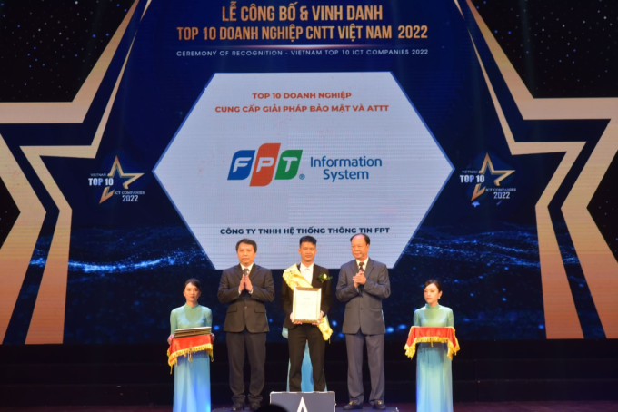 Đại diện công ty nhận giải thưởng Top 10 Doanh nghiệp bảo mật và an toàn thông tin Việt Nam 2022. Ảnh: FPT IS