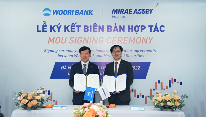 Lãnh đạo Mirae Asset (phải) và Woori Bank ký thỏa thuận hợp tác.